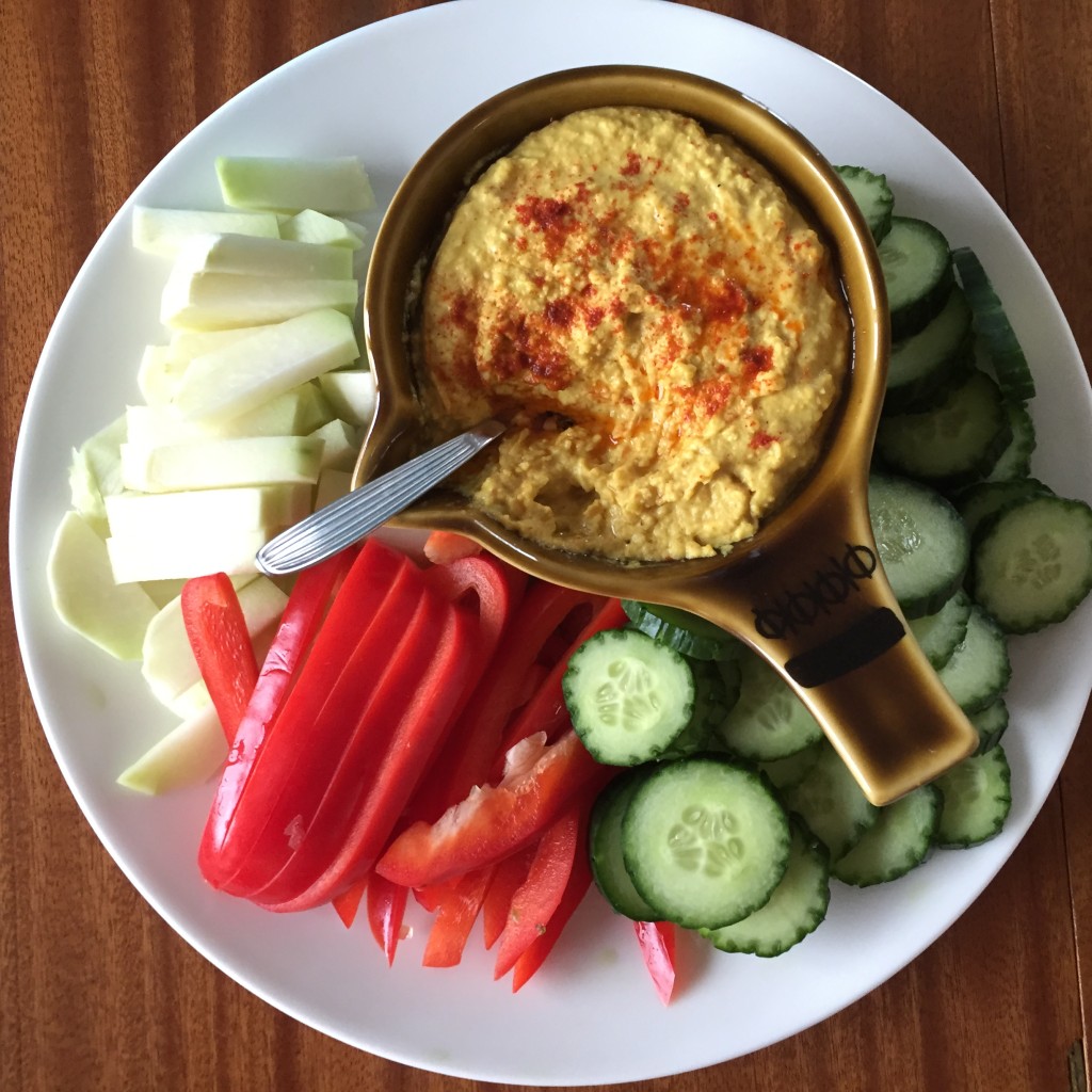 Curry Hummus with Kohlrabi, Red Pepper and Cucumber