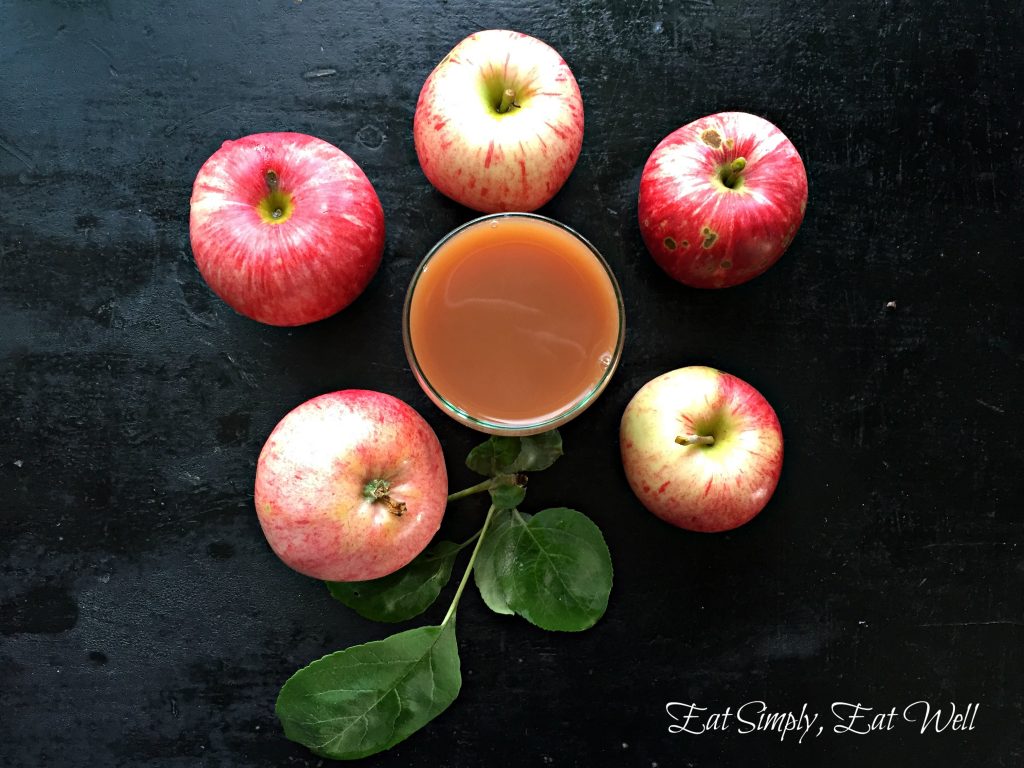 Apple Juice Recipe With & Without Juicer - Swasthi's Recipes